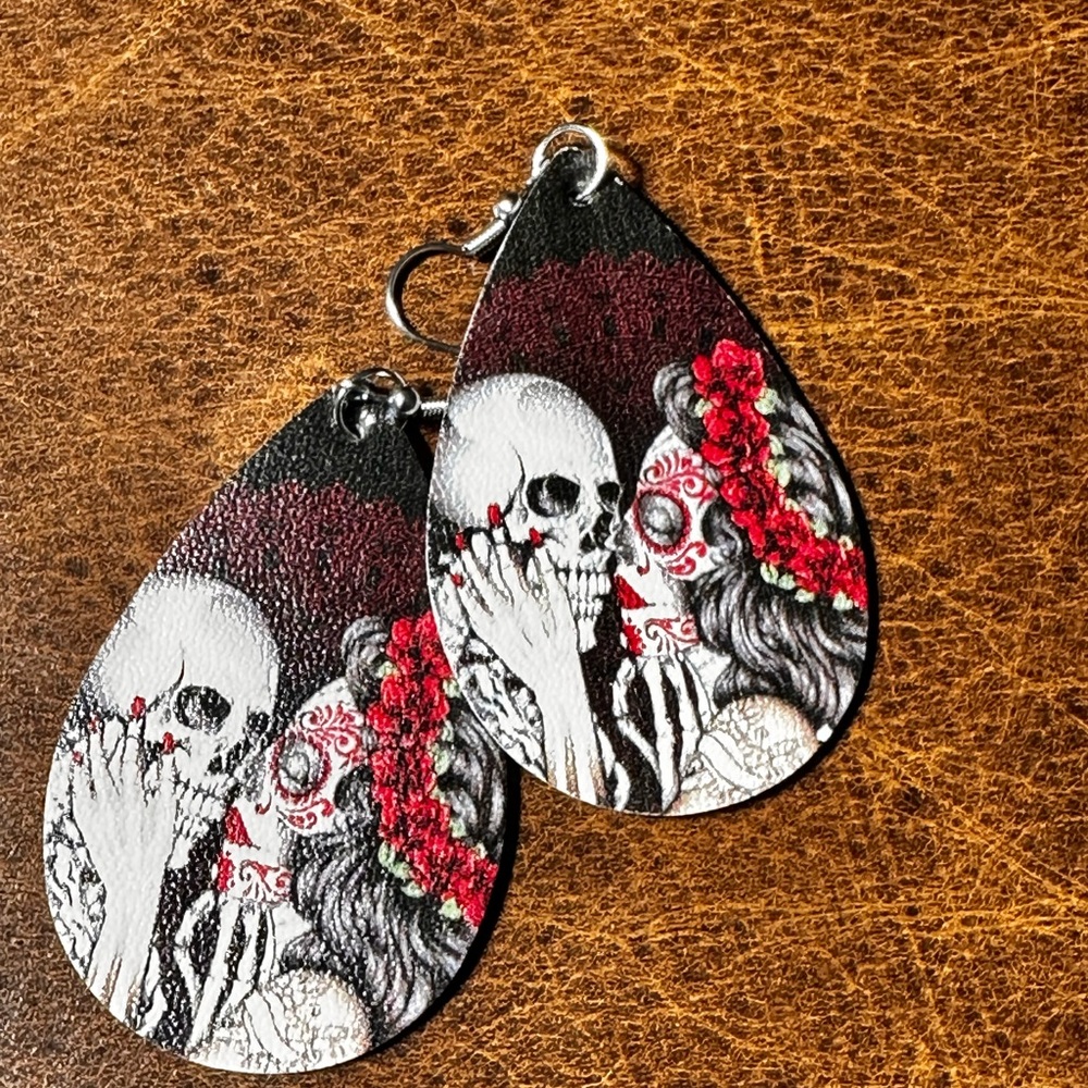 Halloween Earrings Skeleton Tear drop shaped leather pierced earrings - Picture 3 of 11